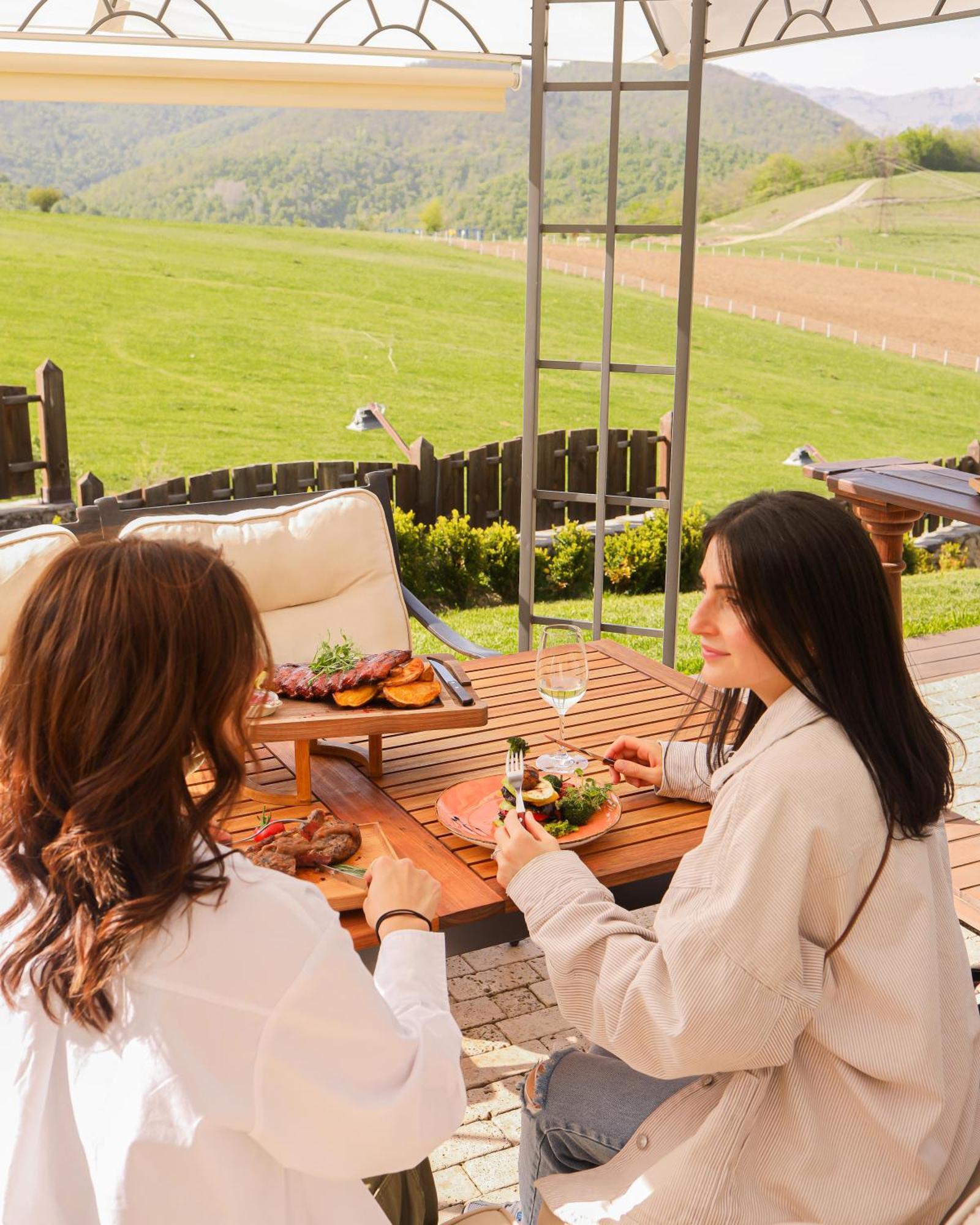 Alpine Castle Hotel Dilijan Bagian luar foto